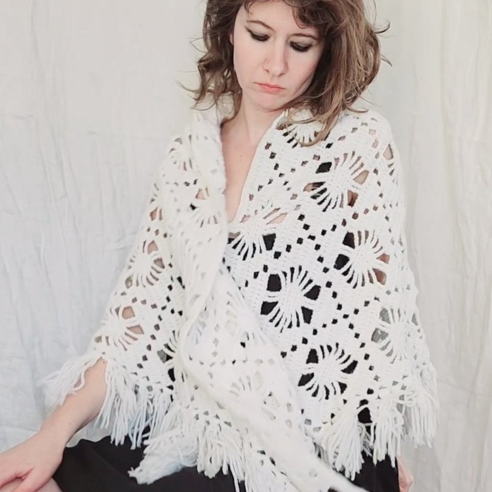 white cottagecore granny shawl, Vintage 1970 handmade fringe crochet shrug scarf - Picture 4 of 16